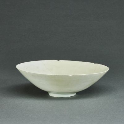 Qingbai Schale China, wohl Song- oder Yuan-Dynastie. Porzellan, wei&szlig;-gr&uuml;nliche Glasur 