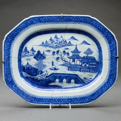 Tablett China, um 1800, Qing-Dynastie. Porzellan, glasiert, unterglasurblau bemalt. 2,9 x 36,5 
