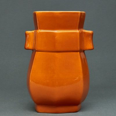 Vase in Hu Form China, 19. / 20. Jahrhundert. Porzellan, glasiert. Orange-Bernsteinfarbener 
