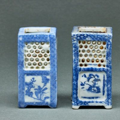 Zwei Tintenf&auml;sser China, Qing-Dynastie, 19. Jahrhundert. Je Porzellan, unterglasurblau 