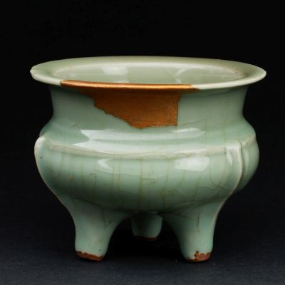 Koro, China. Koro China. Keramik, glasiert (seladonfarben); an zwei Stellen der Oberkante in 