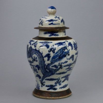 Deckelvase, China, Qing Dynastie, um 1800. Deckelvase China, Qing Dynastie, um 1800. Porzellan 