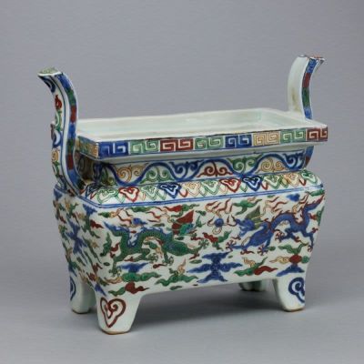 Henkelgef&auml;&szlig; mit wucai Dekor, China. Henkelgef&auml;&szlig; mit wucai Dekor China. Porzellan, glasiert 