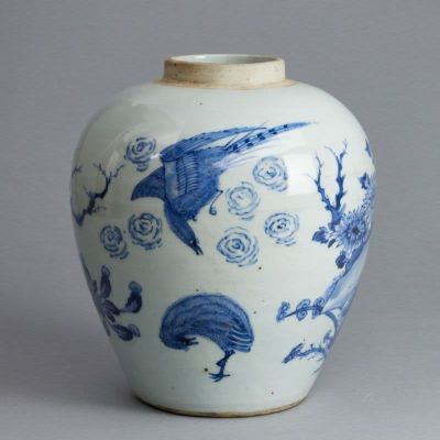 Vase, China. Vase China. Porzellan, glasiert, unterglasurblau bemalt. H. 25,6 cm. D. &Ouml;ffnung ca. 