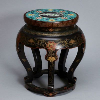 Blumenhocker, China, 20. Jahrhundert. Blumenhocker China, 20. Jahrhundert. Holz, lackiert und 