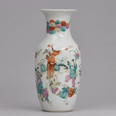 Kleine famille rose Balustervase, China, Qing Dynastie, um 1900. Kleine famille rose 