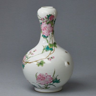 Kalebassenvase mit P&auml;oniendekor, China. Kalebassenvase mit P&auml;oniendekor China. Porzellan 
