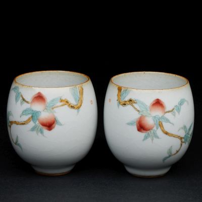 Zwei Teebecher mit Pfirsichdekor, China, Qing Dynastie, um 1900. Zwei Teebecher mit 