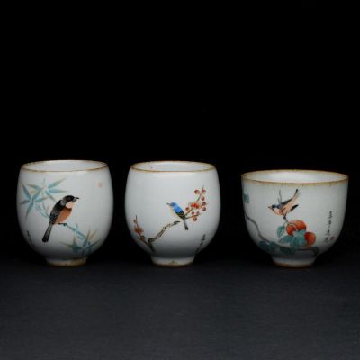 Drei Teebecher mit Vogeldekor, China, Qing Dynastie, um 1900. Drei Teebecher mit Vogeldekor 