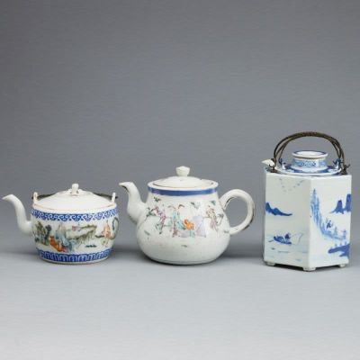 2 Teekannen, 1 Reisweinkanne, China, Qing Dynastie, 19. Jahrhundert. 2 Teekannen, 1 