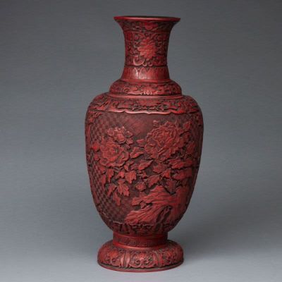 Rotlackvase mit floralem Dekor, China. Rotlackvase mit floralem Dekor China. Rotlack 