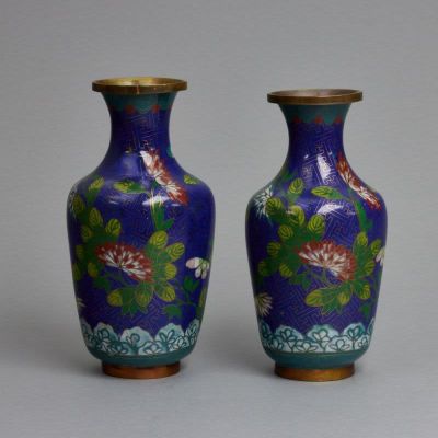 Zwei Cloisonn&eacute; Vasen mit Bl&uuml;ten, China, erste H&auml;lfte 20. Jahrhundert. Zwei Cloisonn&eacute; Vasen mit 