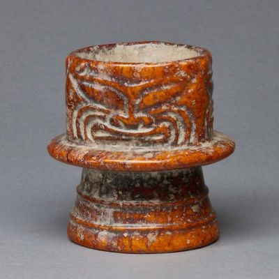 Cong, China, wohl Hongshan. Cong China, wohl Hongshan. Stein, geschnitzt. H. 10,7 cm. D. gesamt 