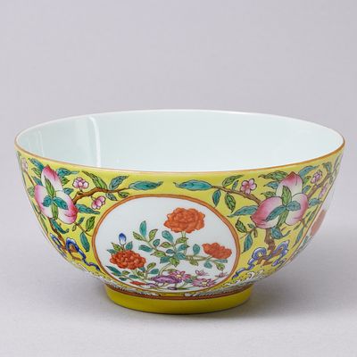 Famille Rose - Sch&uuml;ssel. Famille Rose bowl China, 19th/20th century. Porcelain, glazed 