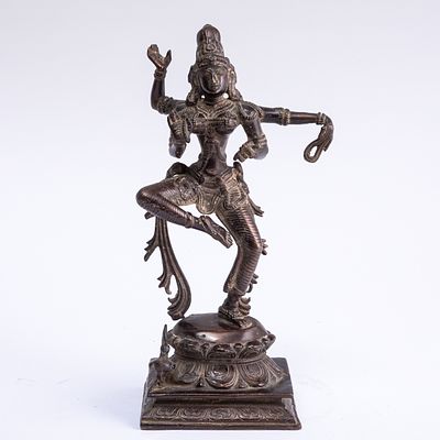 Tanzende vierarmige Vishnu-Bronzefigur. Dancing four-armed Vishnu bronze figure India, 19th 