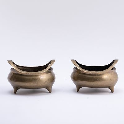 Paar dreibeinige Weihrauchgef&auml;&szlig;e. Pair of three-legged incense burners China, Qing dynasty, 18th 