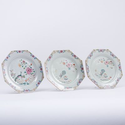 3 achteckige Famille-rose Teller. 3 octagonal Famille Rose plates China, Qing dynasty, 18th 