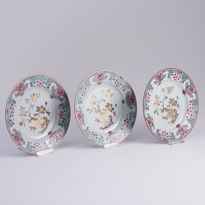 3 chinesische Famille-rose Teller. 3 Chinese Famille-rose plates China, 19th / 20th century. 
