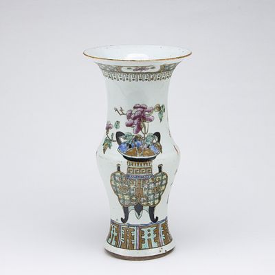 Gro&szlig;e schmale Vase. Large narrow vase China, 19th century. Porcelain, glazed, polychrome painted 