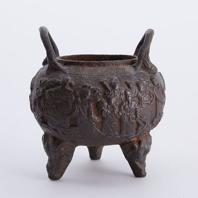 Dreibeiniges Weihrauchgef&auml;&szlig;. Three-legged incense burner China, 19th / 20th century. Metal, h. 