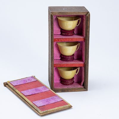 3 kleine chinesische Weintassen mit einem f&uuml;nfkralligen Drachen. 3 small Chinese wine cups with 