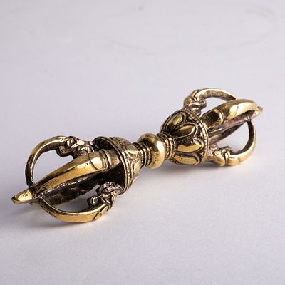 Vajra Dorje Jingangchu Japan, Edo period. Bronze, gilt, l. 12,8 cm. 4-pronged designs. Signs of 