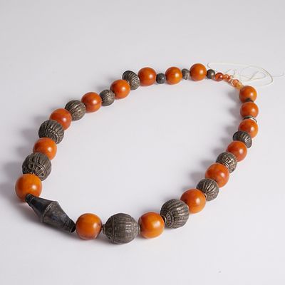 Antike Halskette mit Bernsteinperlen. Antique necklace with amber beads Tibet, c. 1900, probably 