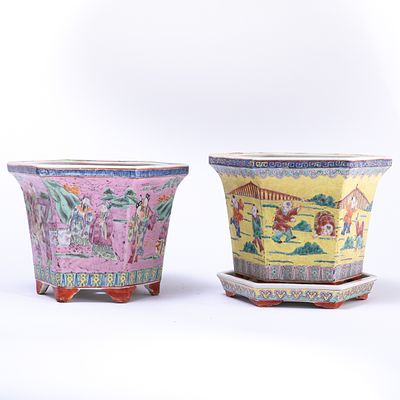 Paar sechseckige &Uuml;bert&ouml;pfe. A pair of hexagonal cachepots China, around 1900, porcelain 