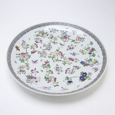 Gro&szlig;er chinesischer Famille-Rose-Wandteller. Large Chinese Famille Rose wall plate China, Qing 