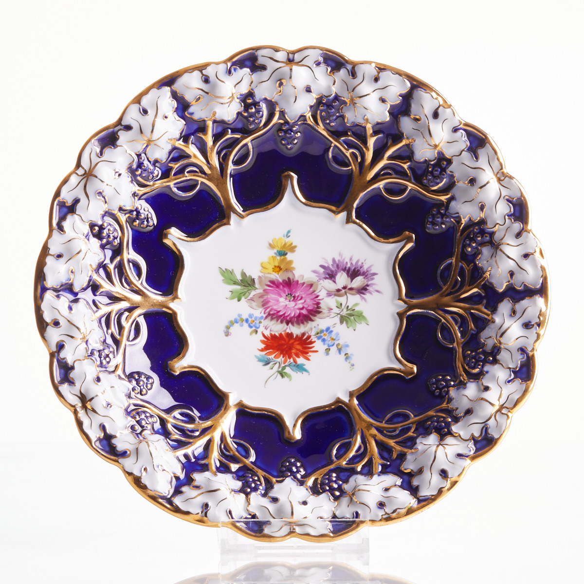 Lot 1143 - 2 unterschiedliche Prunkschalen - Deutsche Blume, Staatliche Porzellan Manufaktur, Meissen 1924-1934 und 1996