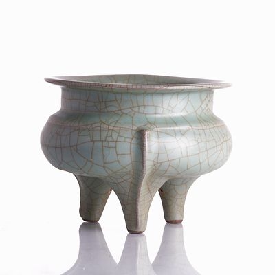 Large Longquan Tripod Celadon Censer in Geyao Style China, probably Qing Dynasty (1644-1912). 