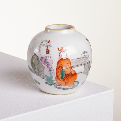 Small globular vase with Tongzhi mark China, Qing Dynasty, 19th century. Porcelain, glazed. 