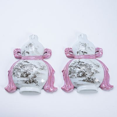 Two Famille-Rose H&uacute;l&uacute;-shaped Wall Vases China, 19th/20th century. Porcelain, glazed, underglaze 