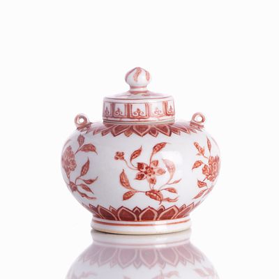 Small covered vase with beautiful Fanhong painting China, 18th-19th century. Porcelain, glazed 
