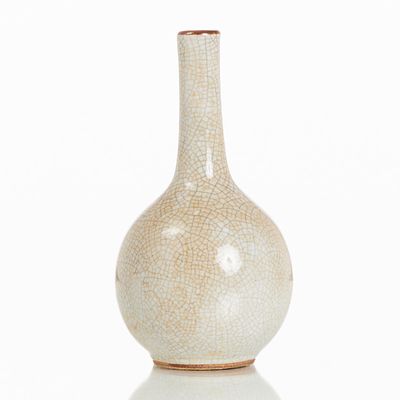 Crackle long-necked vase in Geyao style China, probably Qing Dynasty, 19th century. Ceramic 