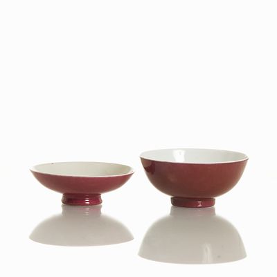 Red glazed bowl with lid China, Guangxu period or earlier, 19th century. Porcelain, red glazed 
