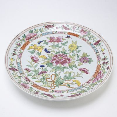 Large Chinese Famille Rose Plate China, Qing Dynasty, probably 19th/20th century. Porcelain 