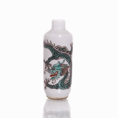 Porcelain Snuff Bottle with Dragon Motif China, probably 20th century. Porcelain, polychrome 
