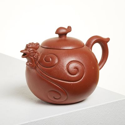 Chinese Yixing Zisha Teapot by Gu Jingzhou China, 20th century. Zisha clay. H. approx. 10 cm. 