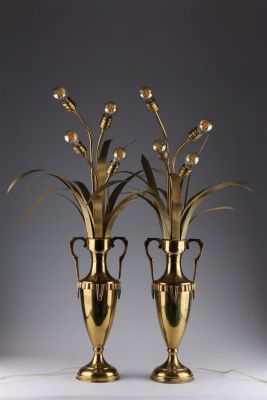 Pair MCM Hollywood Regency Palm Leaf Urn Lamps. Pair Mid Century Modern Hollywood Regency Palm 