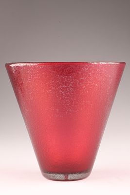 VENINI CARLO SCARPA Corroso Art Glass Vase, Ruby Red, 1940s. This Venini vase from the 1940s is 