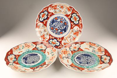 Set of 3 Antique Japanese Imari Porcelain Plates, Scalloped Rims. A set of three antique 