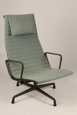 Mid Century Charles and Ray Eames Aluminium Group Lounge Chair (Model EA 124). Eames Aluminium 