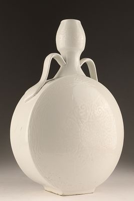 Chinese Blanc de Chine White Porcelain Moon or Pilgrim Flask. A Chinese White porcelain flask 