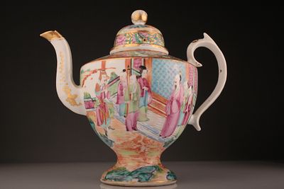 Chinese Export Qing Dynasty Mandarin Teapot With Court Figures. Chinese Export Qing Dynasty 