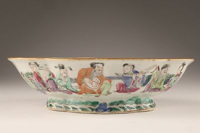19th C Antique Chinese Famille Rose Porcelain Lobed Bowl. Antique Chinese Famille Rose Porcelain 