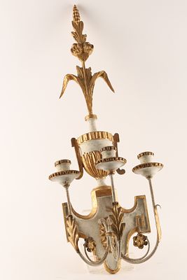 Italian Florentine Style Painted White and Gilt Wire Wall Sconce. An Italian Florentine style 