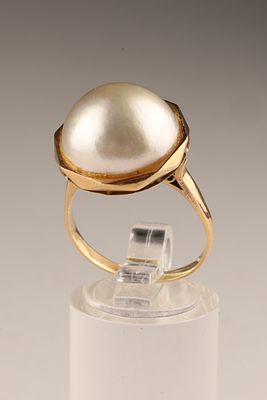 18K Yellow Gold and Mabe Pearl Cocktail Ring, size 9. 18K stamped, yellow gold Mabe pearl 