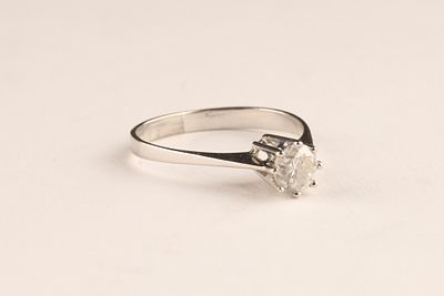 18K White Gold Solitaire Diamond Engagement Ring, Cathedral Setting, Size 9.5. A vintage 18kt 
