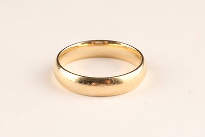 10K Yellow Gold Wedding Band, Size 10.5, 5.6 grams. Marked on interior, marking faint.